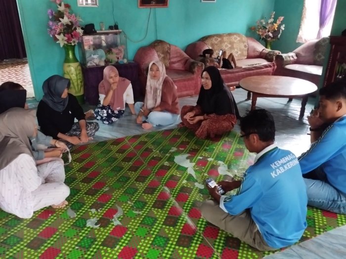 Ketua PMBM MAN 3 Kerinci Kunjungi Rumah Pegawai TU Ketua PMBM MAN 3 Kerinci Kunjungi Rumah Pegawai TU