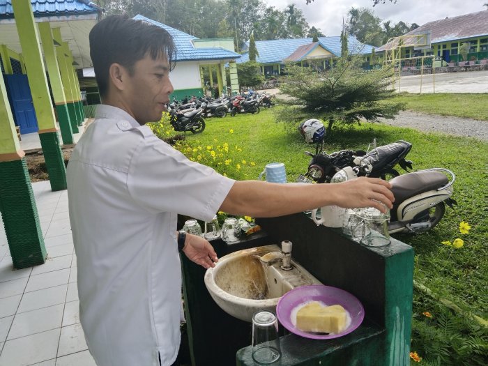Azlan Dedikasikan Diri Jaga Kebersihan MAN 3 Kerinci