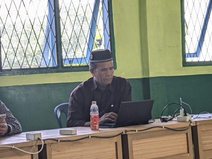 Guru MAN 3 Kerinci Siapkan Soal Ujian Semester Genap Guru MAN 3 Kerinci Siapkan Soal Ujian Semester Genap