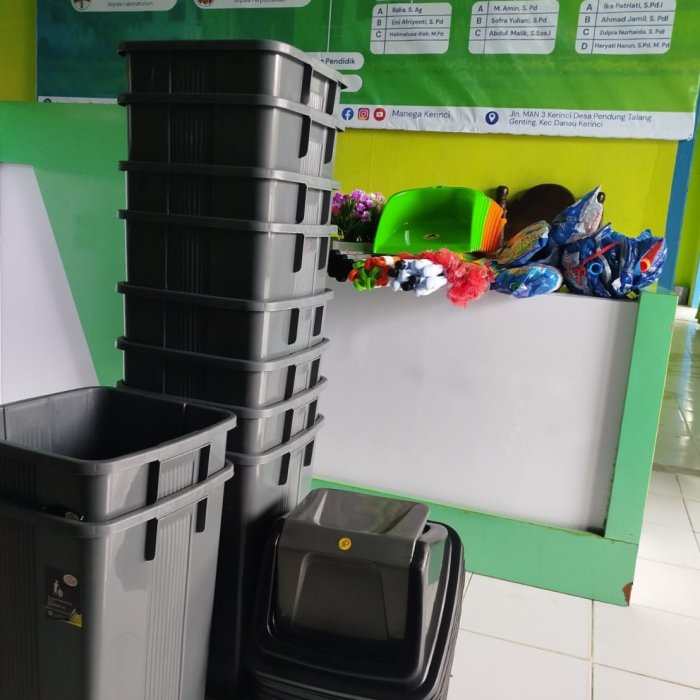 Tingkatkan Kesadaran Kebersihan Lingkungan, Waka Sarpras MAN 3 Kerinci Bagikan Alat Kebersihan Per Lokal