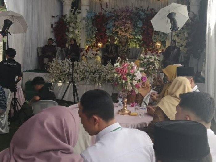 Keluarga Besar MAN 3 Kerinci Hadiri Pernikahan Guru