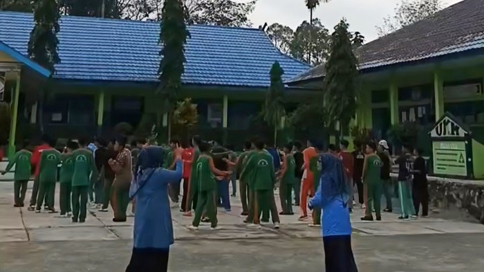 Jaga Bugar dan Keakraban, Guru dan Siswa MAN 3 Kerinci Gelar Senam Pagi Sehat Bersama