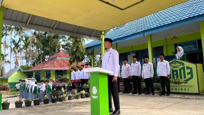 Waka Kurikulum Tekankan Disiplin pada Upacara di MAN 3 Kerinci