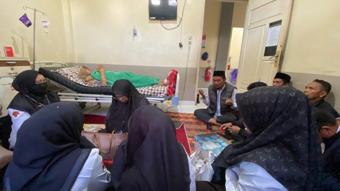 Keluarga Besar MAN 3 Kerinci Besuk Ibu Rosnayenti yang Sedang Dirawat di Rumah Sakit Umum Keluarga Besar MAN 3 Kerinci Besuk Ibu Rosnayenti yang Sedang Dirawat di Rumah Sakit Umum
