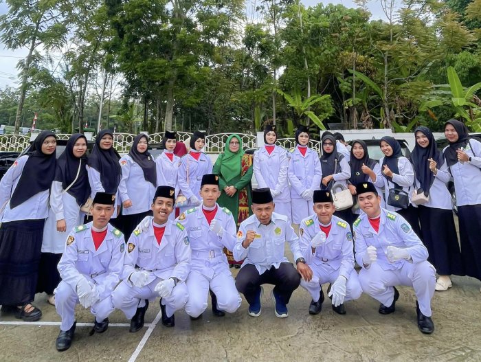 Siswa MAN 3 Kerinci sebagai Petugas Pengerek Bendera pada Acara HAB ke-80 Kemenag Kabupaten Kerinci Berjalan Sukses