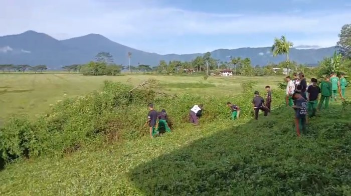 Siswa dan Guru MAN 3 Kerinci Laksanakan Gotong Royong Jumat Siswa dan Guru MAN 3 Kerinci Laksanakan Gotong Royong Jumat