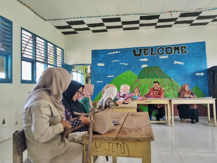 Tingkatkan Kedisiplinan dan Kualitas Layanan, Kepala MAN 3 Kerinci Pimpin Rapat Evaluasi Kinerja Staf TU