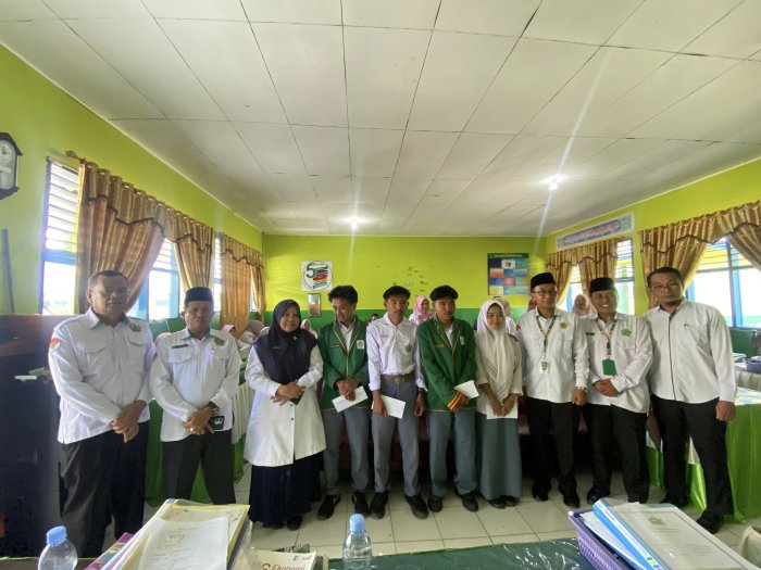 Kemenag Kerinci Salurkan Bantuan BAZNAS untuk Siswa MAN 3