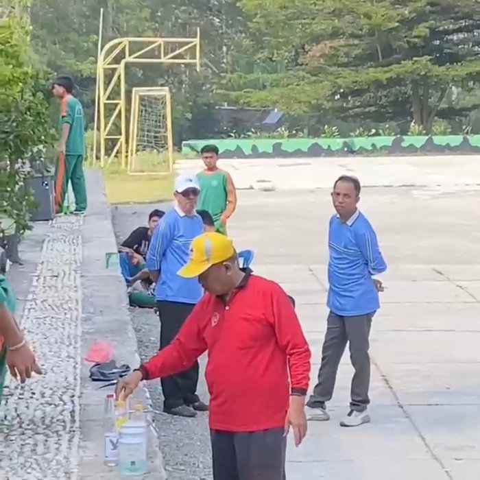 Wujudkan Lingkungan Bersih dan Sehat, Warga MAN 3 Kerinci Kompak Gelar Aksi Gotong Royong Membersihkan Halaman Sekolah Wujudkan Lingkungan Bersih dan Sehat, Warga MAN 3 Kerinci Kompak Gelar Aksi Gotong Royong Membersihkan Halaman Sekolah