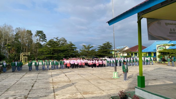 Siswa Baru MAN 3 Kerinci Kenakan Atribut OSIM Saat Orientasi