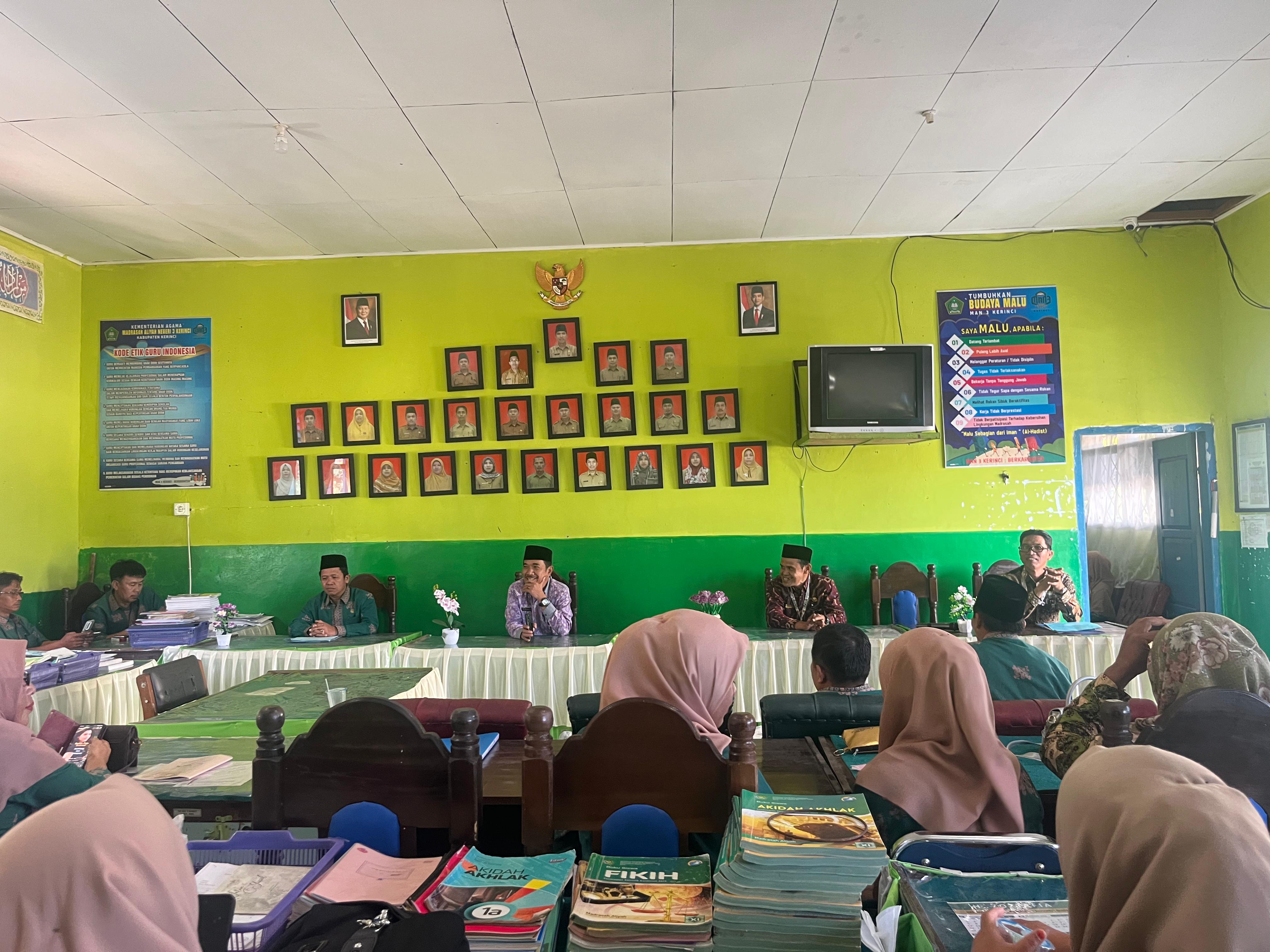 Kepala Kantor Kemenag Kerinci Bersama Tim Gelar Sosialisasi 5 Hari Full Day School di MAN 3 Kerinci