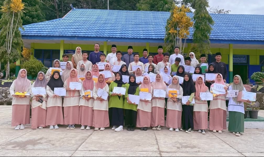 Penyerahan Rapor Semester Ganjil TP 2024/2025 MAN 3 Kerinci