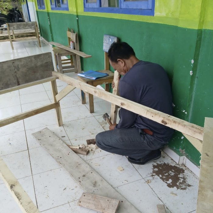 Multitalenta dan Dedikatif, Bapak Mat Arif Guru MAN 3 Kerinci Buat Dipan Tempat Tidur Pertukangan untuk Ruang UKS/M