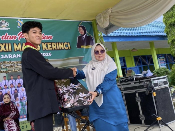 Siswa Kelas XII MAN 3 Kerinci Berikan Kenang-Kenangan