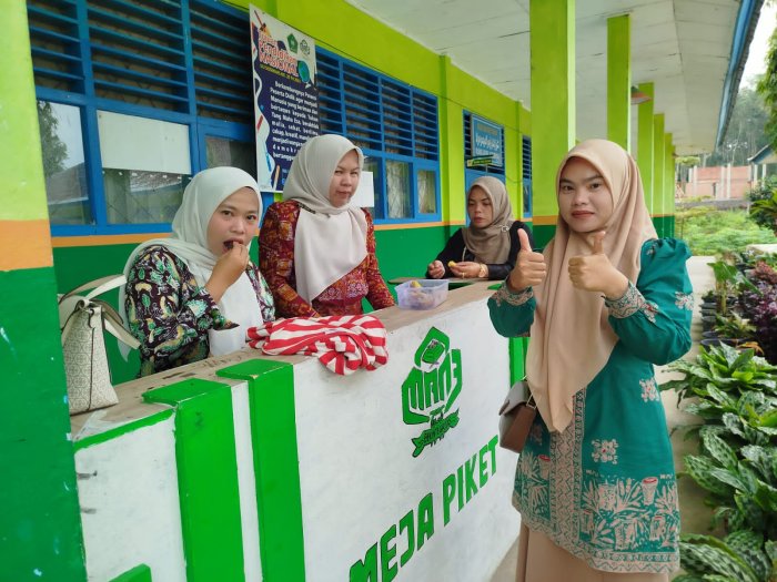 Guru Piket MAN 3 Kerinci Tingkatkan Disiplin Sekolah