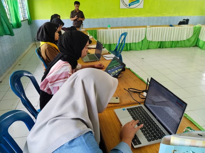 Siswa MAN 3 Kerinci Antusias Ikuti Simulasi OMI 2025 di Laboratorium Komputer
