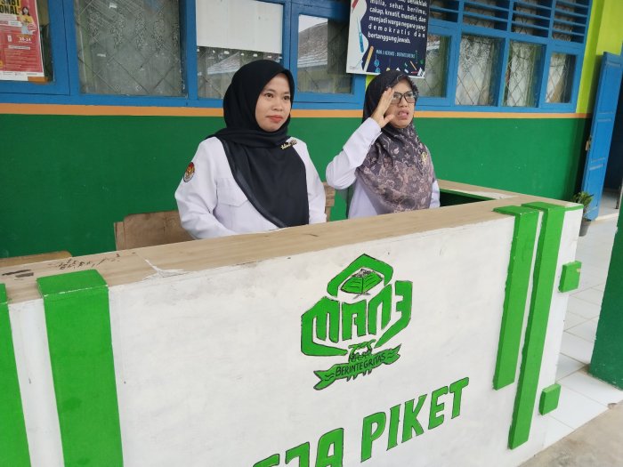 Peran Penting Sakniah dan Herawati di Upacara MAN 3 Kerinci