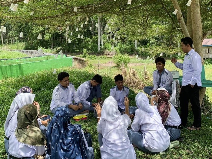 Sejuknya Taman MAN 3 Kerinci menjadi Tempat Ruang Dialog Siswa