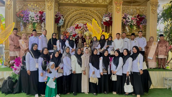 Guru dan Staf MAN 3 Kerinci Hadiri Pernikahan Putra Mantan Kepala Madrasah