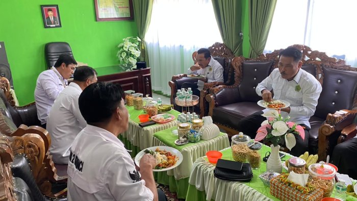 Kankemenag Kerinci dan Para Kepala Madrasah Santap Siang Prasmanan di MAN 3 Kerinci