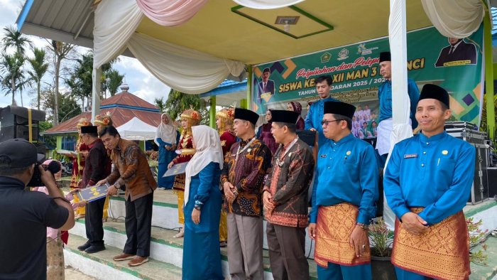 Kepala Kemenag Kerinci Anugerahkan Medali Wisuda MAN 3
