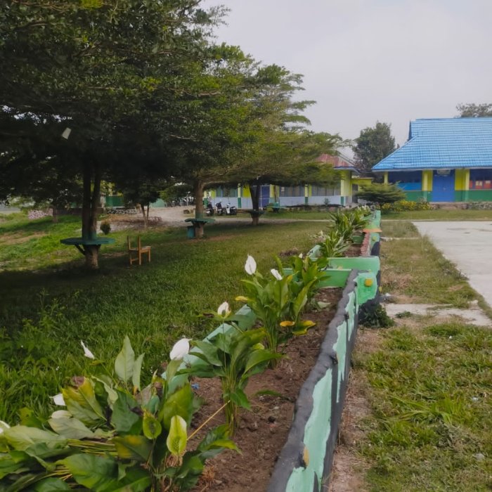 Perindah Lingkungan Madrasah, Ibu Ika Bersama Warga MAN 3 Kerinci Gelar Kegiatan Penanaman Bunga di Taman Sekolah Perindah Lingkungan Madrasah, Ibu Ika Bersama Warga MAN 3 Kerinci Gelar Kegiatan Penanaman Bunga di Taman Sekolah