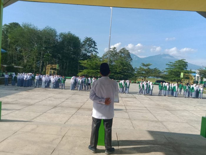 MAN 3 Kerinci Gelar Upacara Bendera, Abdul Aziz, M.Pd. Jadi Pembina Upacara