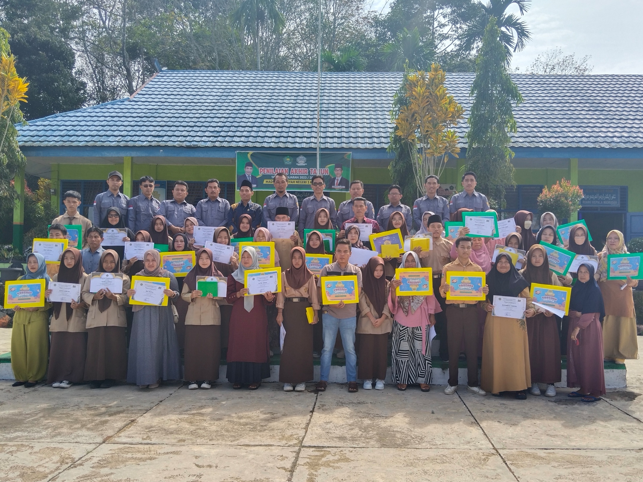 Penyerahan Hadiah Peringkat Kelas dan Penghafal Surat Pendek (Juz 30) MAN 3 Kerinci