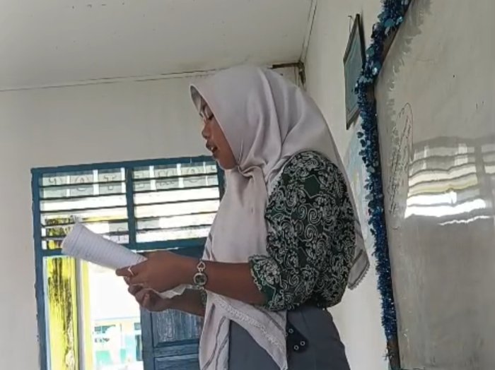 Aurel Tampilkan Bakat Puisi di Kelas XI MAN 3 Kerinci