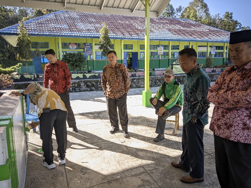 Guru MAN 3 Kerinci Ciptakan Ruang Tamu Madrasah Nyaman Melalui Renovasi Meja Piket
