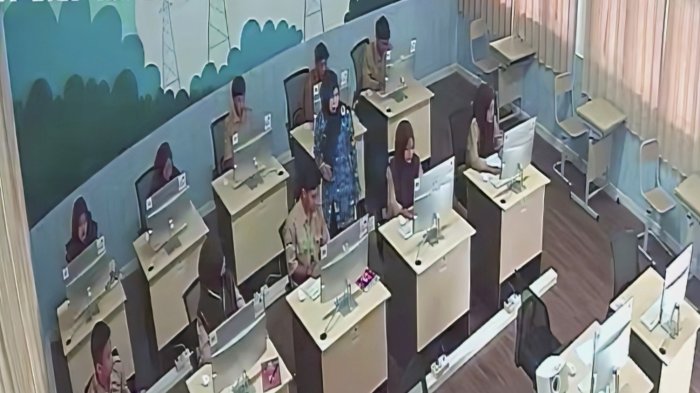Ibu Haryati Pimpin Praktik Teknologi Informasi di Laboratorium Komputer MAN 3 Kerinci Ibu Haryati Pimpin Praktik Teknologi Informasi di Laboratorium Komputer MAN 3 Kerinci