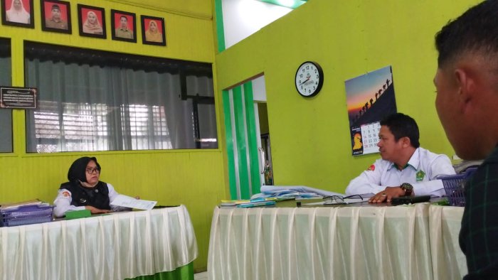 Kepala MAN 3 Kerinci Pantau Kehadiran Siswa Baru
