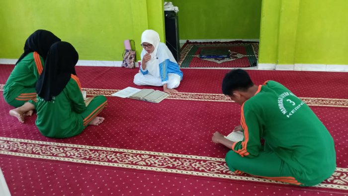 Guru MAN 3 Kerinci Latih Siswa Tilawatil Quran