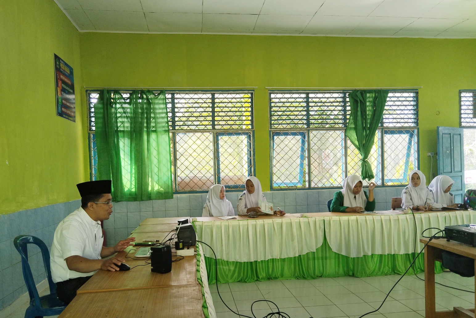 HAVE FUN NONTON SAMBIL BELAJAR BAHASA INGRRIS ! MAN 3 KERINCI