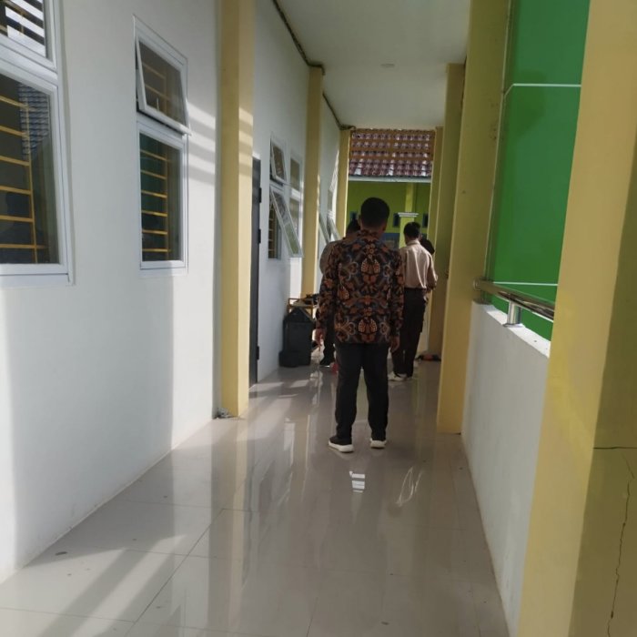 Tim Kedisiplinan MAN 3 Kerinci pantau siswa di kelas Tim Kedisiplinan MAN 3 Kerinci pantau siswa di kelas