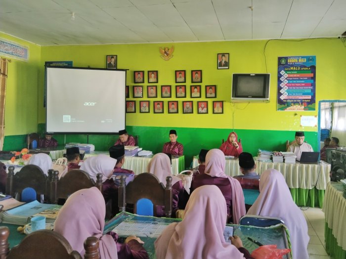 MAN 3 Kerinci Gelar Rapat Semester Genap di Ruang Guru