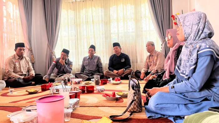 Keluarga Besar MAN 3 Kerinci Lakukan Takziah ke Rumah Duka Almarhum H. Firdaus, S.Ag., M.H., Keluarga Besar MAN 3 Kerinci Lakukan Takziah ke Rumah Duka Almarhum H. Firdaus, S.Ag., M.H.,