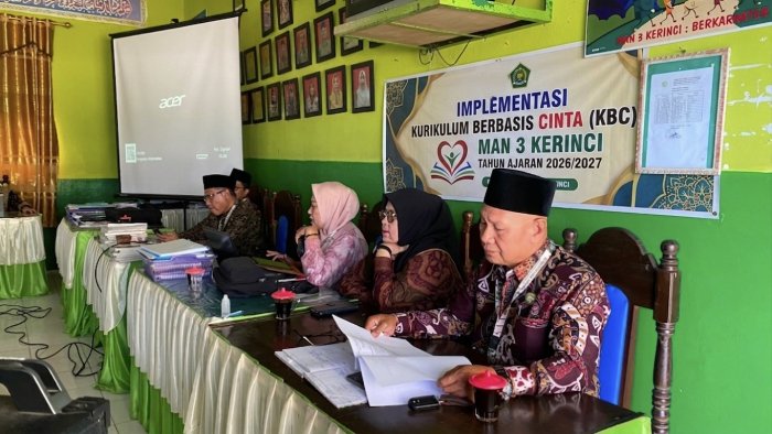 Pengawas Madrasah Kemenag Kerinci Sosialisasikan Kurikulum Berbasis Cinta dan MAGISK di MAN 3 Kerinci