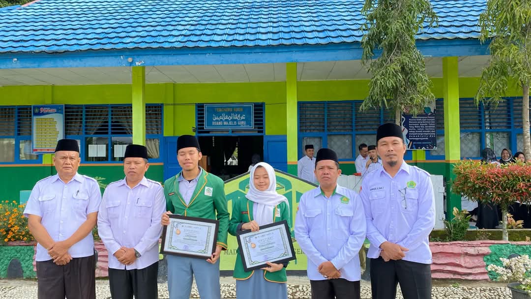 Penyerahan penghargaan kepada 2 siswa berprestasi MAN 3 Kerinci