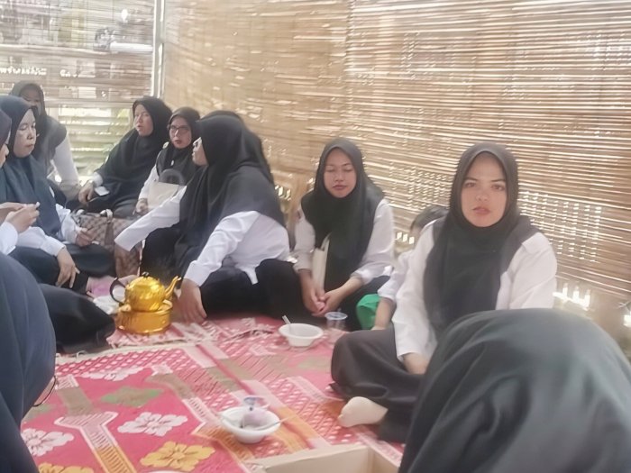 Keluarga Besar MAN 3 Kerinci Lanjutkan Silaturahmi ke Rumah Ibu Yulia