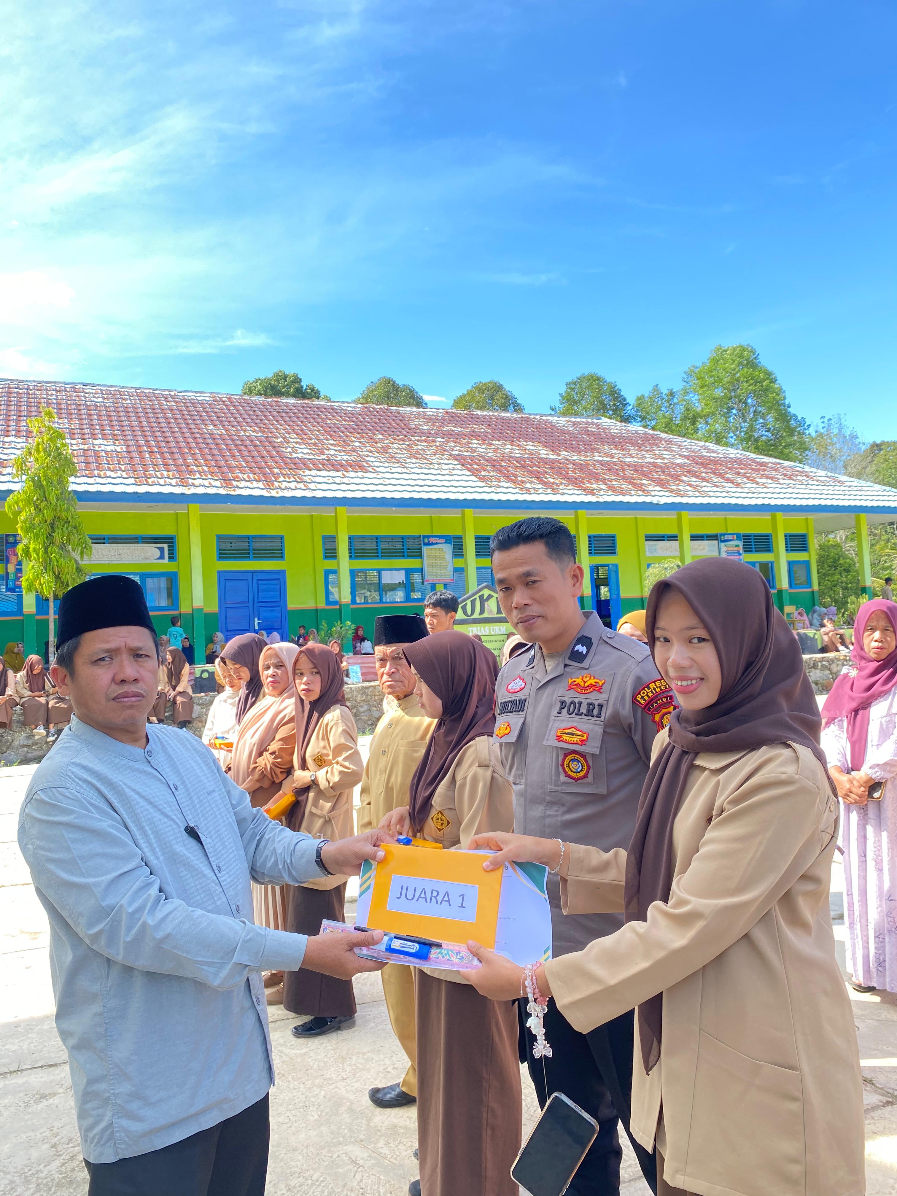 Penyerahan Hadiah Juara Kelas Penilaian Akhir Tahun Semester Genap MAN 3 Kerinci Berlangsung Meriah