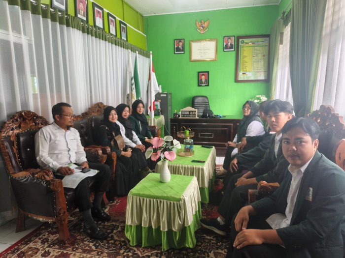 Waka Kurikulum MAN 3 Kerinci Lakukan Pembagian Tugas dan Guru Pamong Mahasiswa PPL IAIN Kerinci