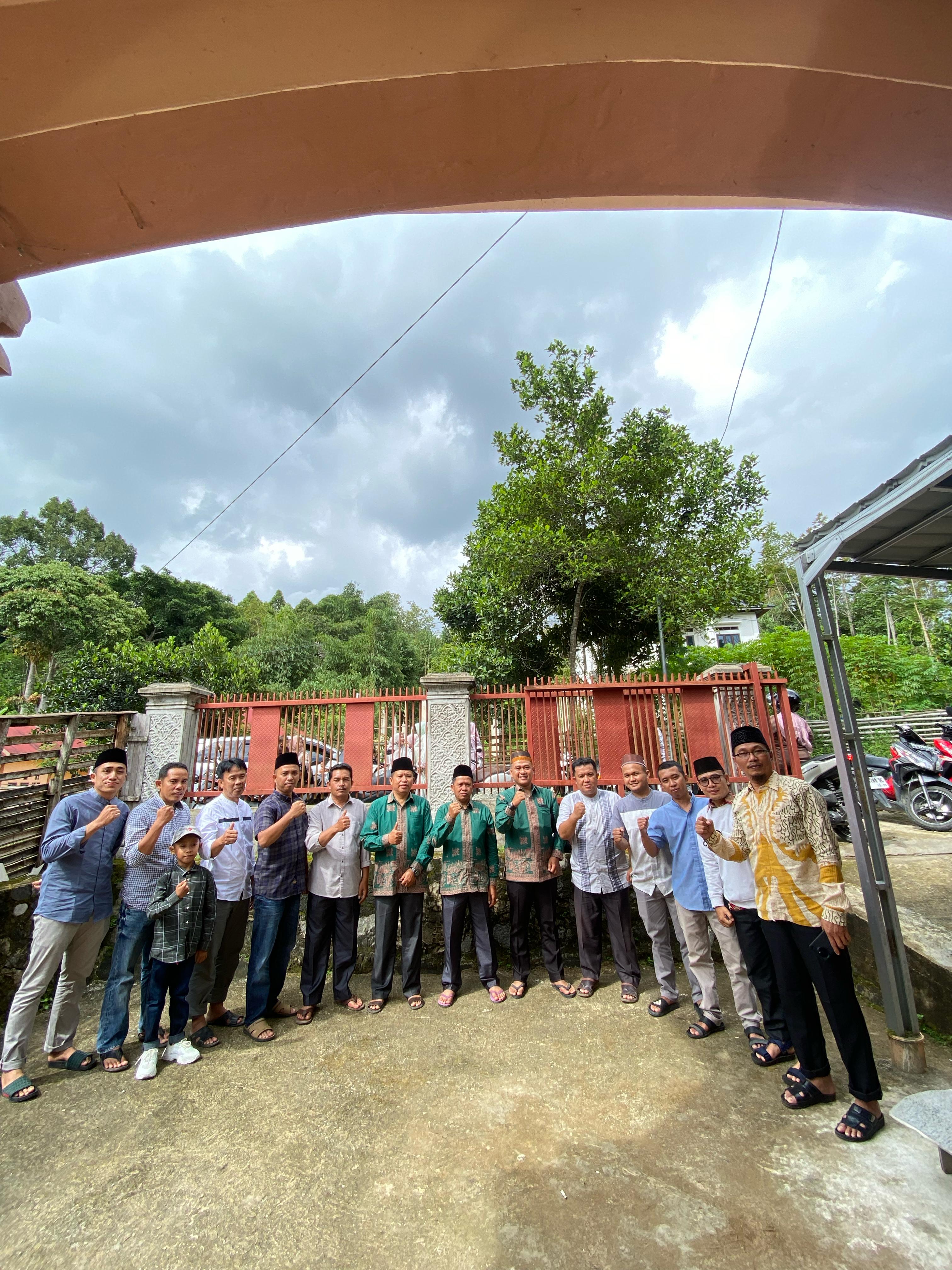 Silaturahmi Keluarga Besar MAN 3 Kerinci ke Rumah Kepala Madrasah pada Hari Raya Idulfitri puasa enam