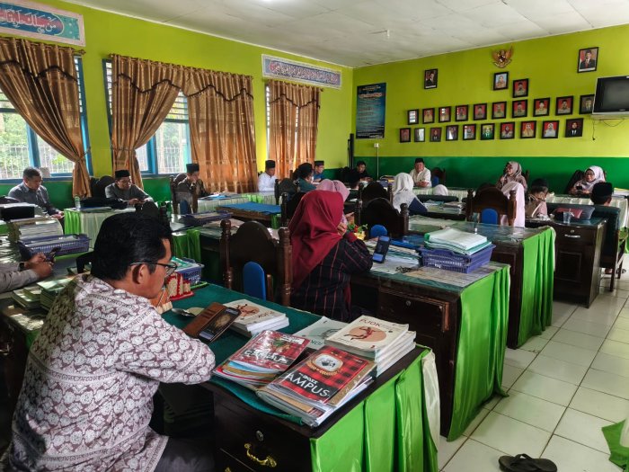 Mantapkan Evaluasi dan Sinergi Program, MAN 3 Kerinci Gelar Rapat Kinerja Rutin di Ruang Guru