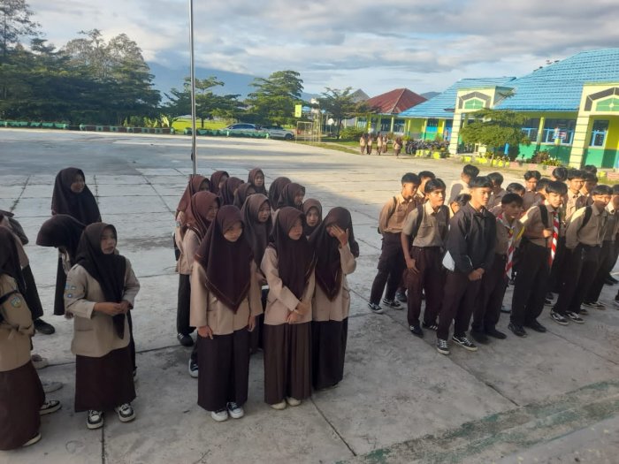 Guru Piket MAN 3 Kerinci Berikan Arahan Pentingnya Budaya Tepat Waktu