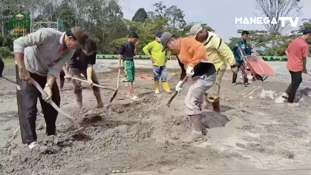 Dalam Rangka Menyambut Kemerdekaan RI ke-79, Warga MAN 3 Kerinci melaksanakan kegiatan Gotong Royong