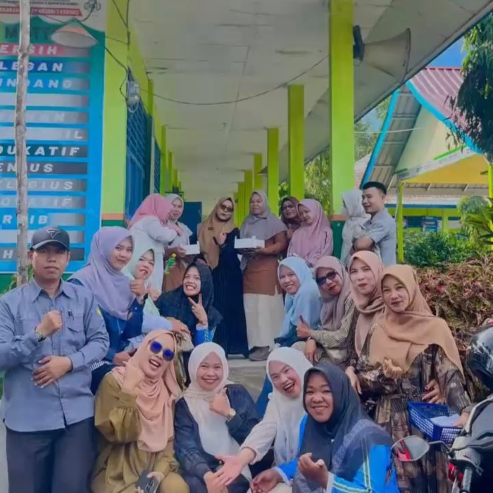 Kekompakan Guru dan Pegawai MAN 3 Kerinci Kekompakan Guru dan Pegawai MAN 3 Kerinci