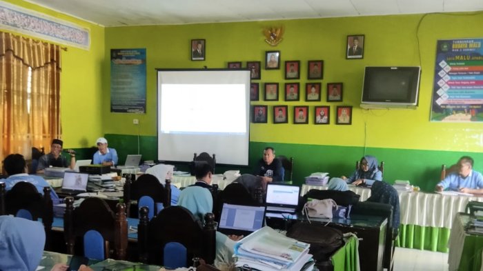 Tingkatkan Efektivitas Kerja, MAN 3 Kerinci Gelar Rapat Pembagian Tugas dan Pendampingan e-Kinerja Tingkatkan Efektivitas Kerja, MAN 3 Kerinci Gelar Rapat Pembagian Tugas dan Pendampingan e-Kinerja