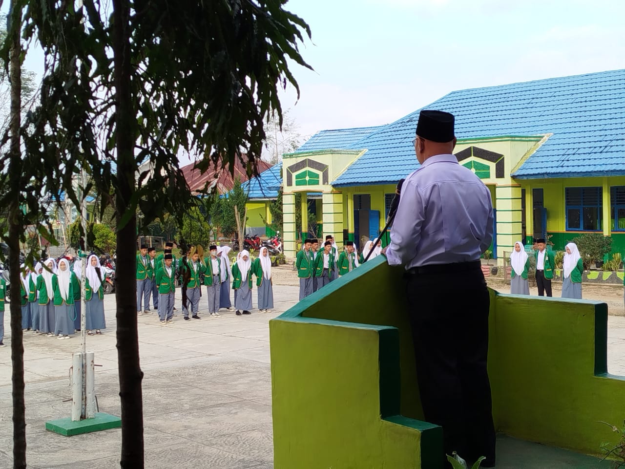 Pembina Upacara: Siswa Harus Miliki Nilai Kesadaran Diri yang Tinggi | MAN 3 Kerinci