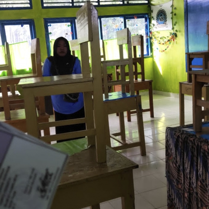 Panitia Ujian Tempel Nomor Meja untuk Peserta
